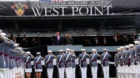 Donald Trump junto a militares de Estados Unidos. Foto: Reuters/Eduardo Muñoz