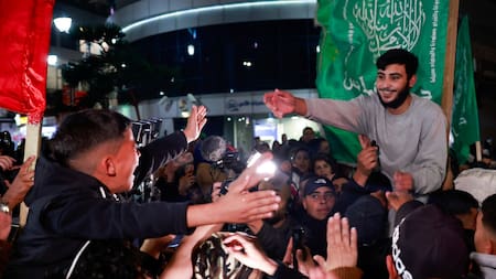 Una multitud recibió a los presos palestinos liberados por Israel. Foto: Reuters