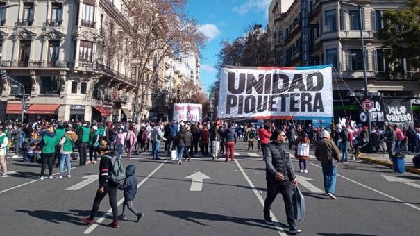Complicaciones en el tránsito en distintas zonas de la ciudad por cortes de piqueteros "contra el hambre"
