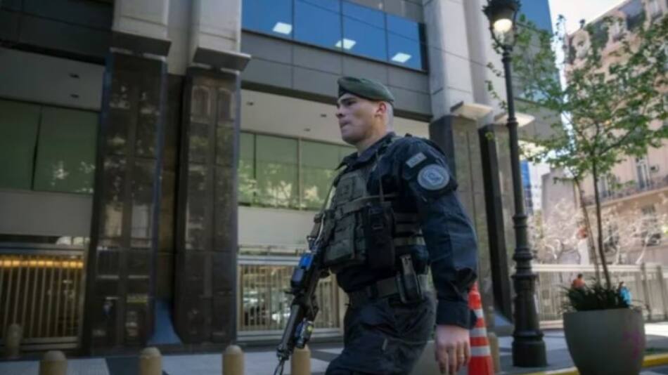 Detención de iraquí con documentación falsa frente a la Embajada de Israel. Foto: NA.