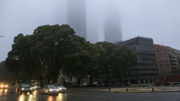 Fuerte neblina en Buenos Aires: complicaciones en el tránsito, trenes y vuelos de Aeroparque y Ezeiza