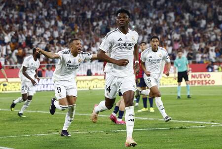 Kylian Mbappé y Aurélien Tchouaméni; Barcelona vs Real Madrid, final de la Copa del Rey. Foto: Reuters/Borja Suarez