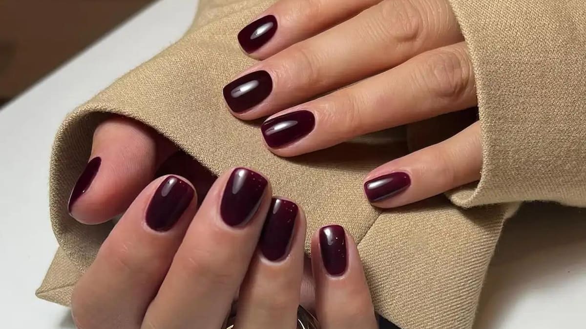 Por qué las uñas burdeos mate son la gran apuesta del invierno 2026