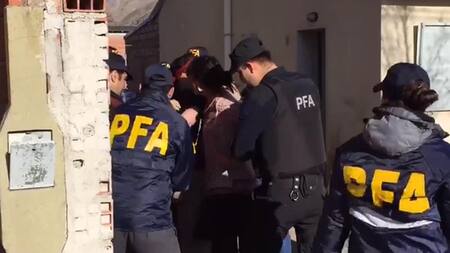 La policía llevó a Facundo Jones Huala a la cárcel en medio de gritos y forcejeos