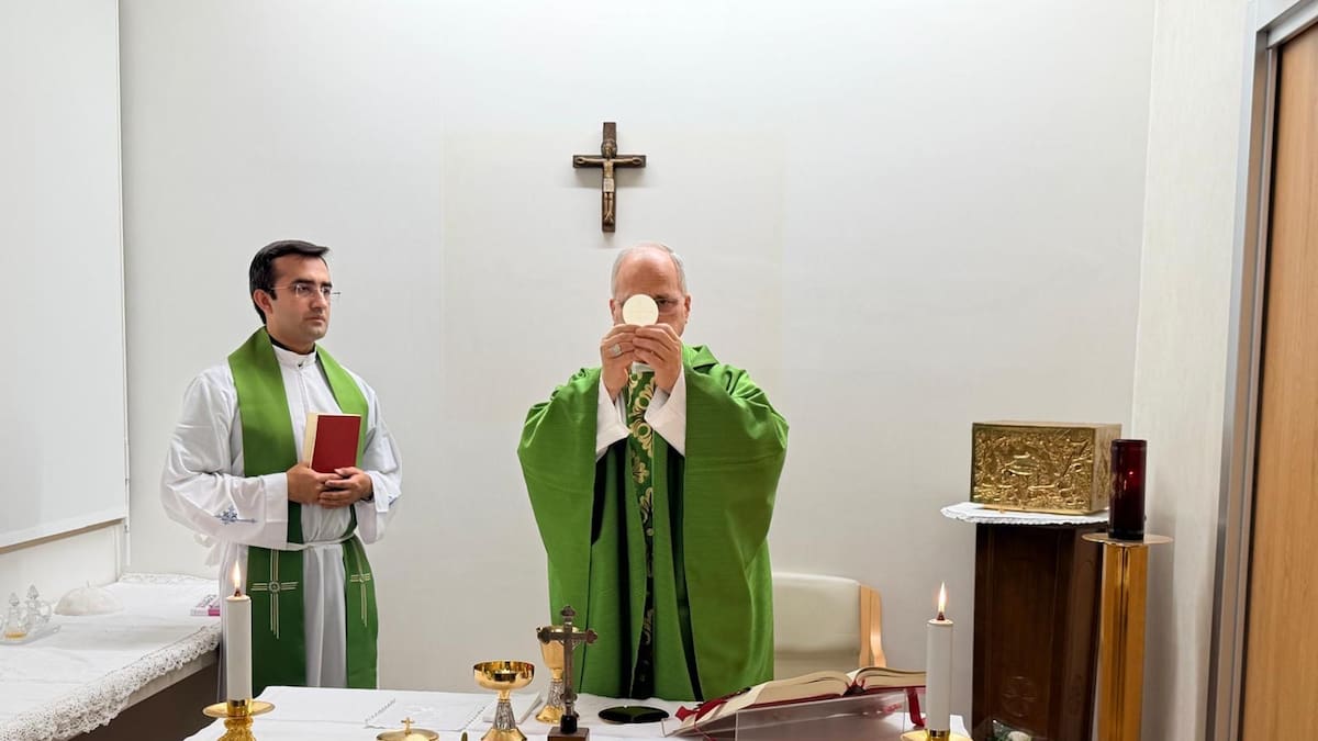 El Papa León XIV celebra misa en el hospital tras la operación.