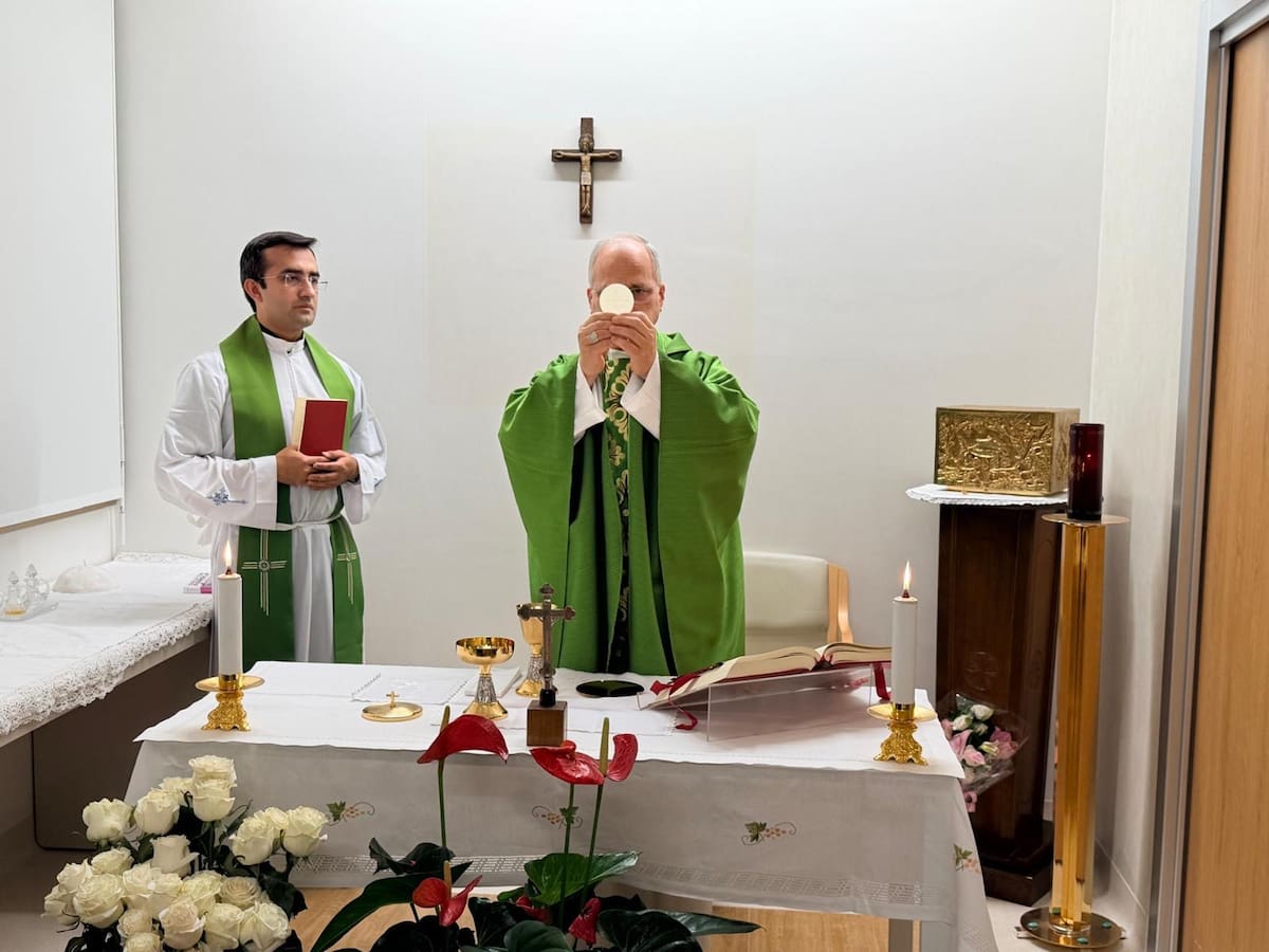 El Papa León XIV celebra misa en el hospital tras la operación.