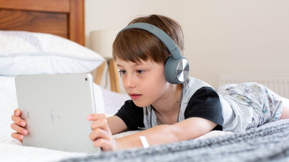 Niño con tablet. Foto: Unsplash.