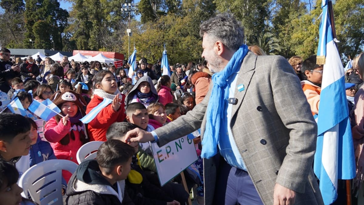 Promesa a la bandera de estudiantes en Merlo.
