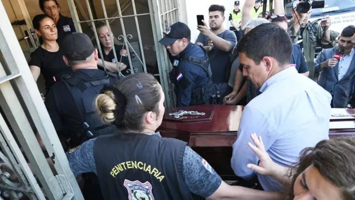 Ingreso de un ataúd a una cárcel en Paraguay. Foto: ABC