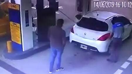 Fue a cargar gas y le estalló el tubo en el que guardaba GNC