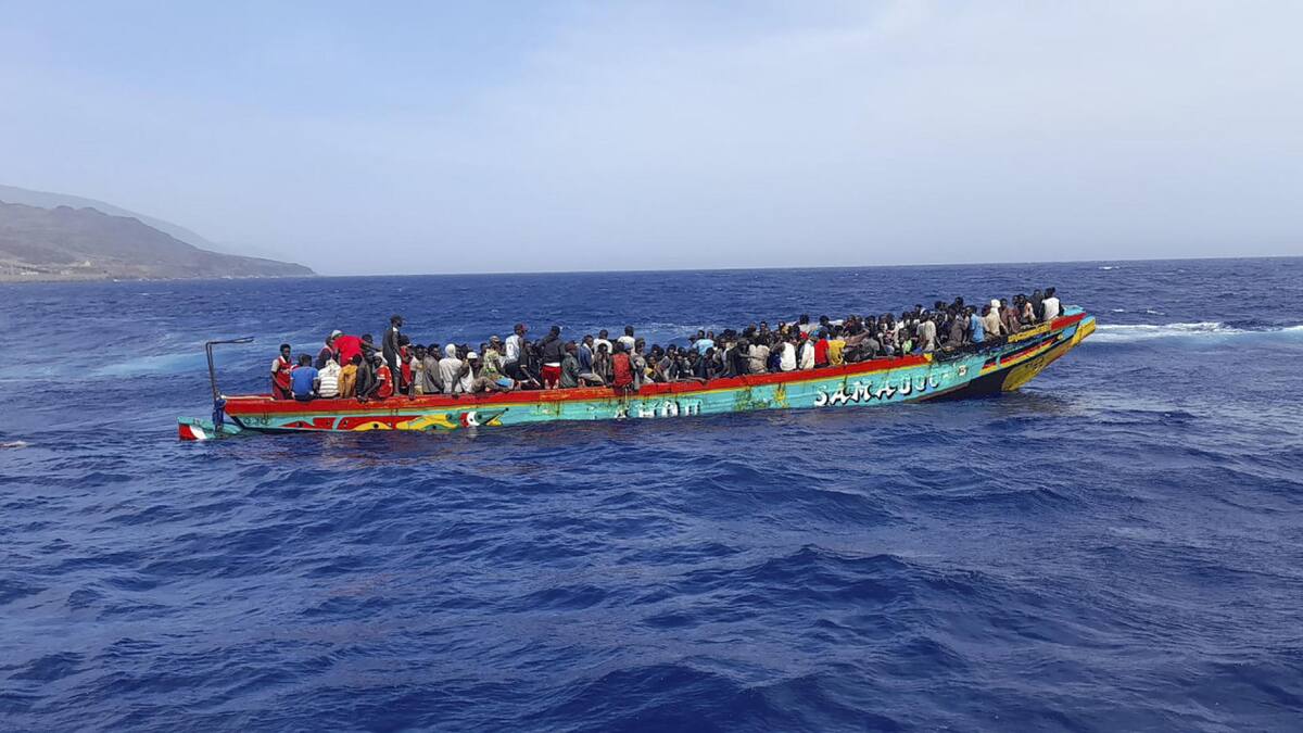 Embarcación con 280 personas a bordo. Foto: EFE