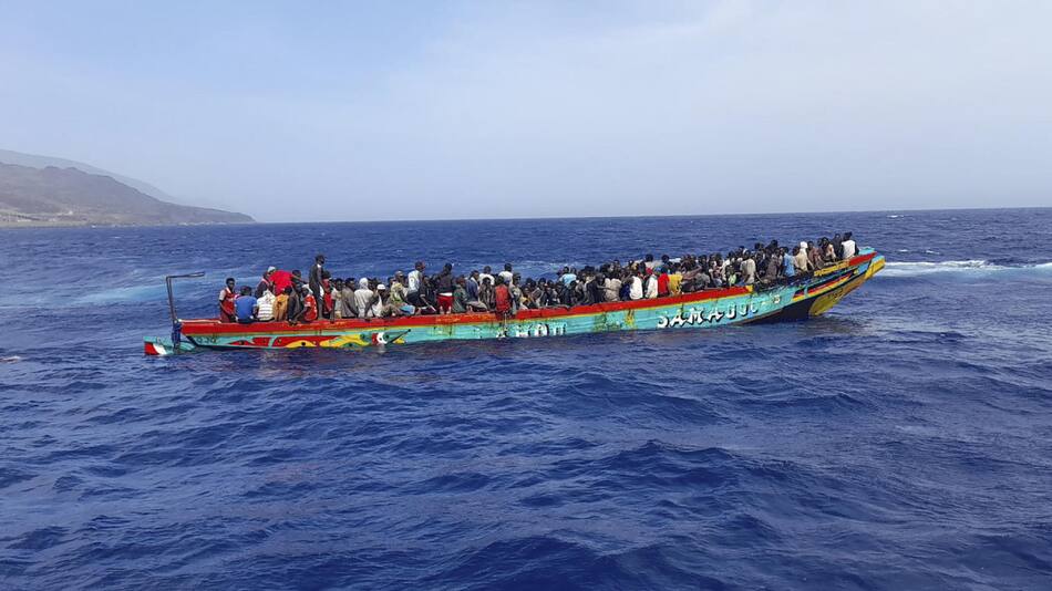 Embarcación con 280 personas a bordo. Foto: EFE