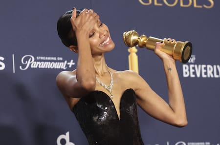 Zoe Saldana posa con el premio a la Mejor Interpretación Femenina en un papel secundario en la película "Emilia Pérez". Foto: Reuters.