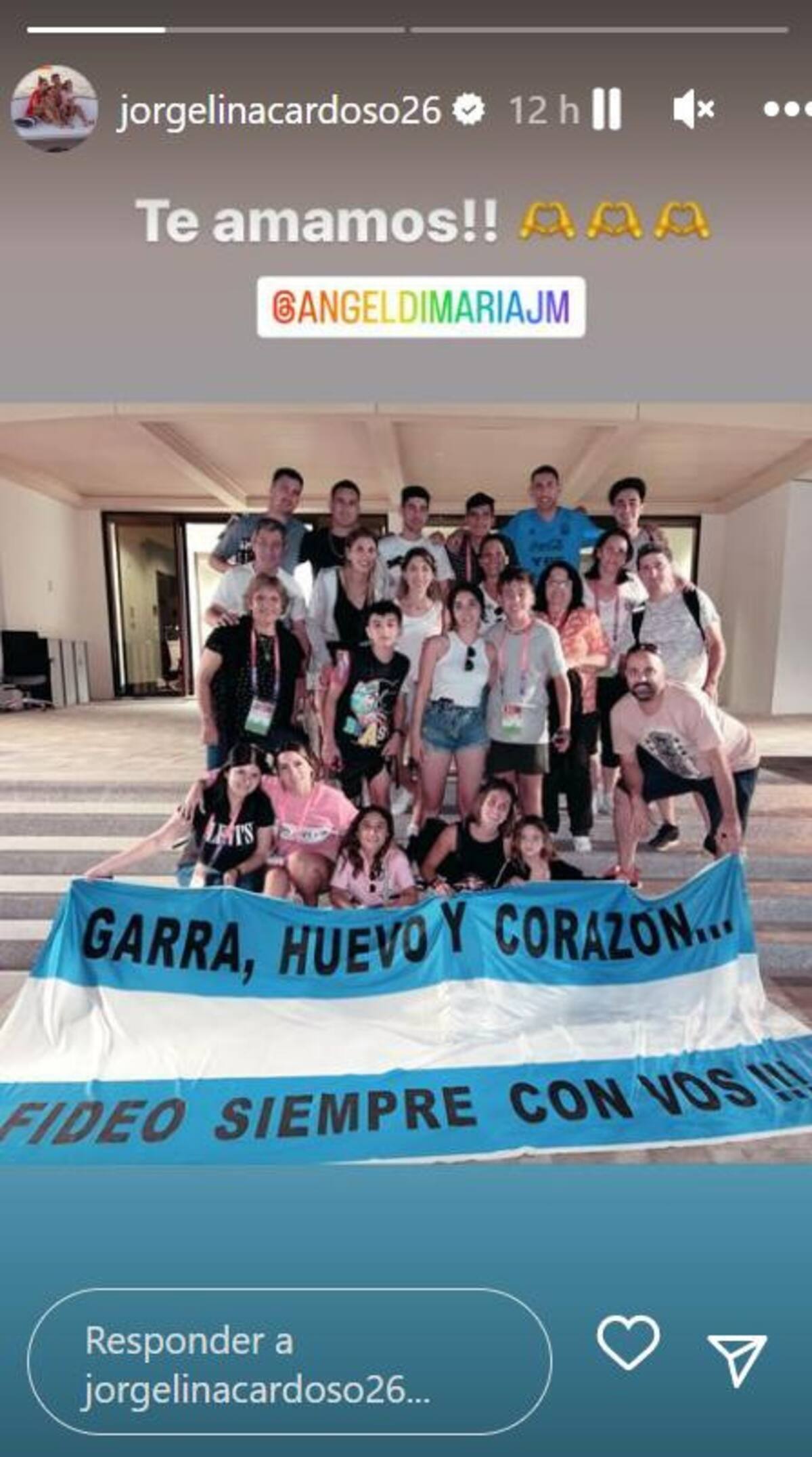 La bandera dedicada a Ángel Di María. Foto: Instagram.