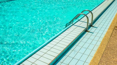 Piletas municipales en CABA. Foto Unsplash.