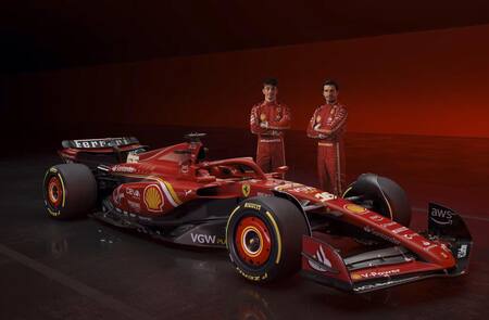 Leclerc y Sainz con el auto de Ferrari para la temporada 2024 de la Fórmula 1. Foto: EFE.