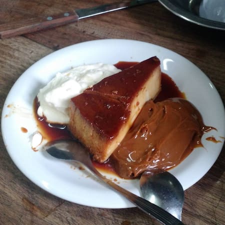 El flan del bodegón Club Eros, uno de los más destacados de CABA. Foto Instagram @angelita_juarez