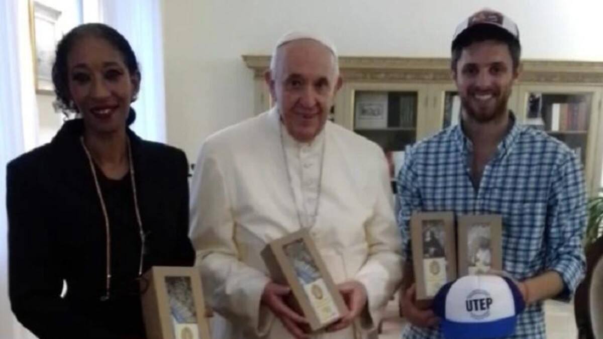 María Fernanda Silva y Lucas Pedró junto al papa Francisco