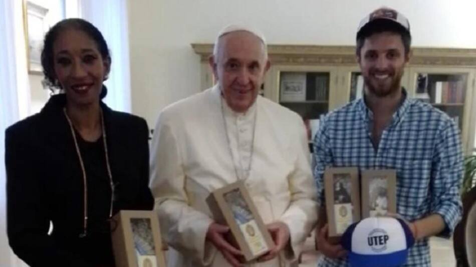 María Fernanda Silva y Lucas Pedró junto al papa Francisco