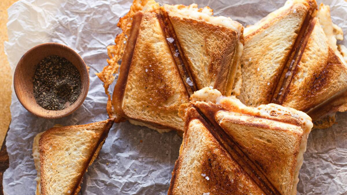 Sándwich de jamón y queso con un toque diferente.