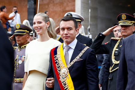 El Presidente de Ecuador, Daniel Noboa , y su esposa Lavinia Valbonesi caminan después de la ceremonia de juramento de Noboa en la Asamblea Nacional, en Quito, Ecuador. Reuters