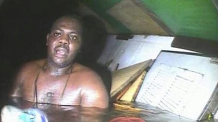 Harrison Okene sobrevivió 60 horas en una burbuja de aire. Foto: Twitter