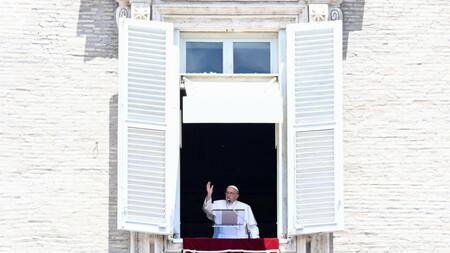 El Papa Francisco dirige el rezo del Ángelus del domingo desde la ventana de su despacho con vistas a la Plaza de San Pedro, Ciudad del Vaticano, 23 de junio de 2024. EFE