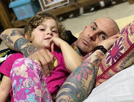 Emanuel Noir junto a uno de sus hijas. Foto: Instagram @emanuelnoir.