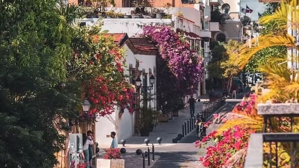 Tiene más de 500 años y fue invadida por piratas: cuál es la primera capital de América Latina
