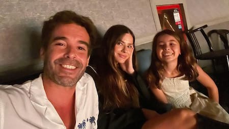 Nicolás Cabré junto a la China Suárez y Rufina. Foto: Instagram.