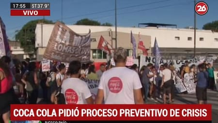 Trabajadores de Coca Cola realizan protesta frente a la planta de Pompeya