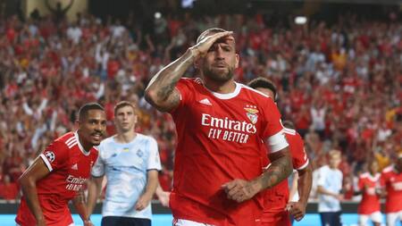 Festejo de Otamendi para el Benfica ante el Dinamo Kiev. Foto: REUTERS.