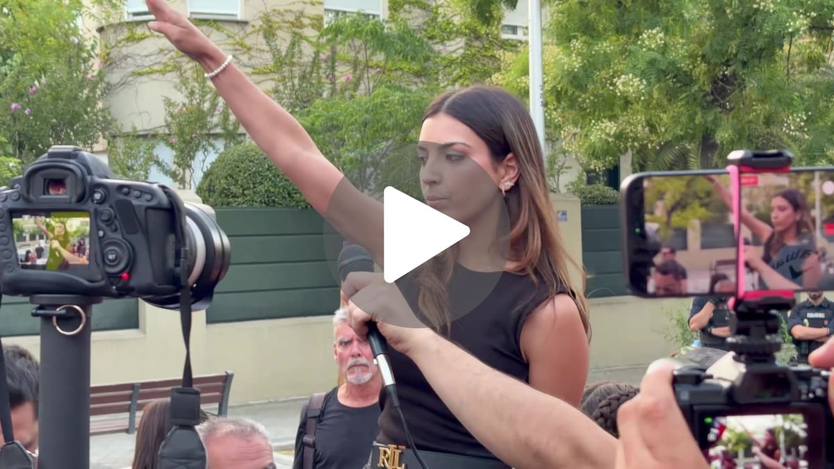 La activista neofascista Isabel Peralta hizo el saludo nazi frente a la Embajada de Marruecos en España.