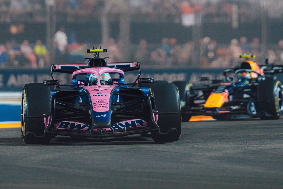 El piloto argentino de Alpine no pudo terminar la carrera en el circuito callejero de Marina Bay tras una falla mecánica en su monoplaza.