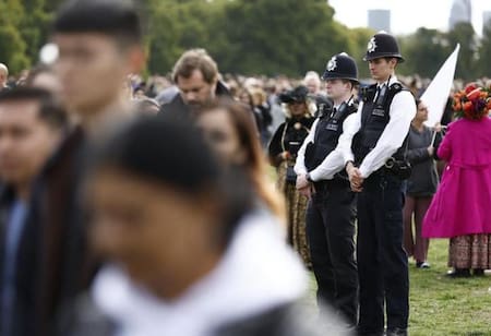 Personal policial entre personas en el funeral de Isabel II. Foto: Reuters.
