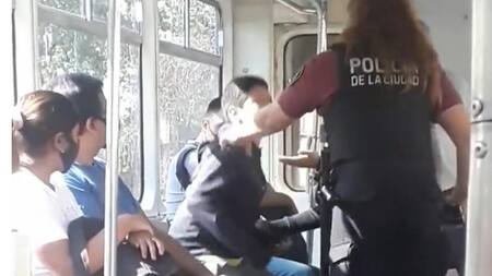 Una policía maltrató a un niño diagnosticado con autismo en el Premetro