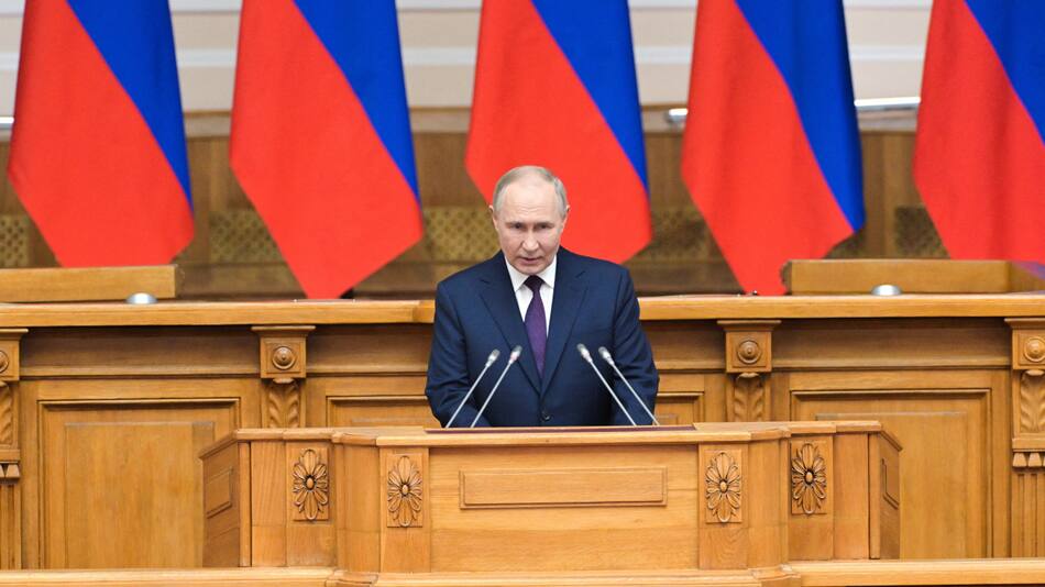 Rusia planea prohibir la adopción de niños a parejas provenientes de países que permitan el cambio de sexo. Foto: Reuters.