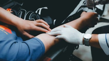 Una sola extracción puede salvar hasta tres vidas: quiénes no pueden donar sangre y los requisitos para hacerlo