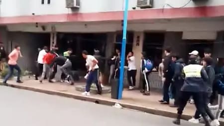 Brutal pelea entre alumnos de dos colegios de Tucumán.