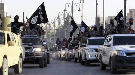 Desfile de combatientes del ISIS en Raqa (Siria) tras la proclamación del califato, a principios del verano de 2014. Foto: gentileza El País