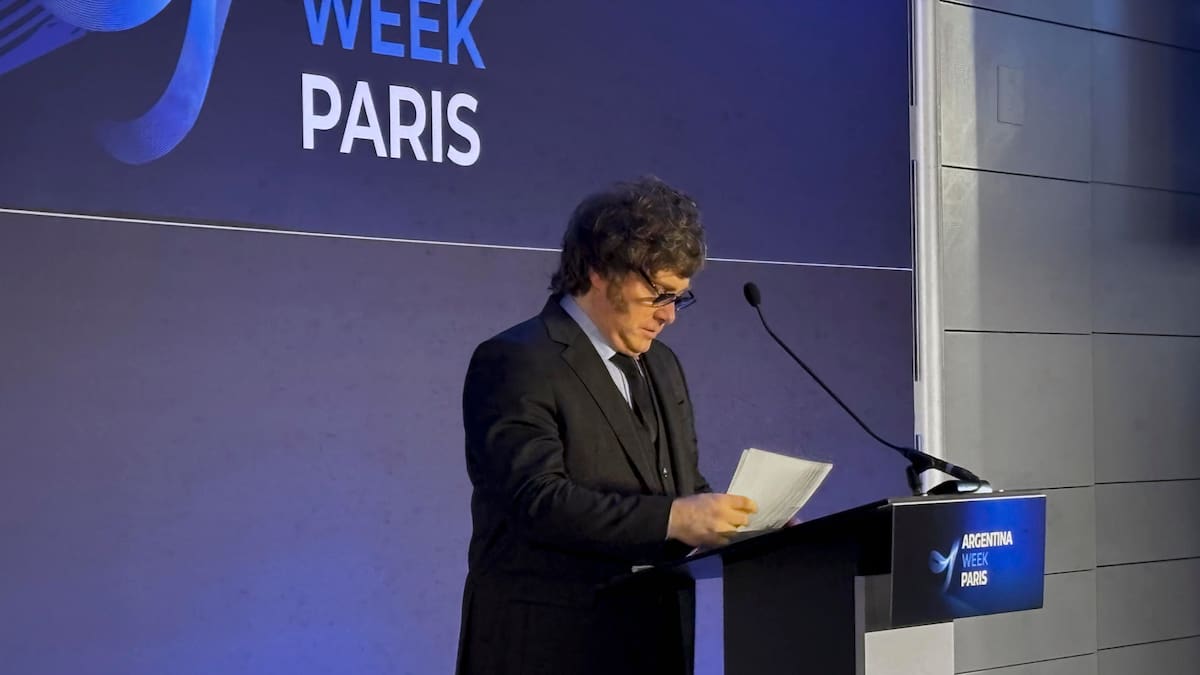 Javier Milei aseguró en París que cuenta con “una bazuca” de dólares para enfrentar “intentos desestabilizadores y golpistas”