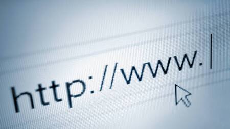 Las páginas confiables son aquellas que comienzan con "https://", siempre que no estén remarcados en color rojo. Fuente: Unsplash.