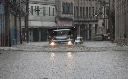 Fuertes lluvias en el occidente cubano por el remanente de Agatha. Foto: EFE.