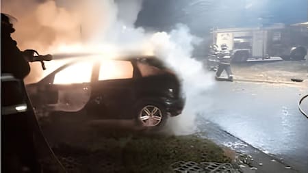 Sigue la violencia narco en Rosario: incendiaron otros cuatro autos y amenazaron a Bullrich y Pullaro