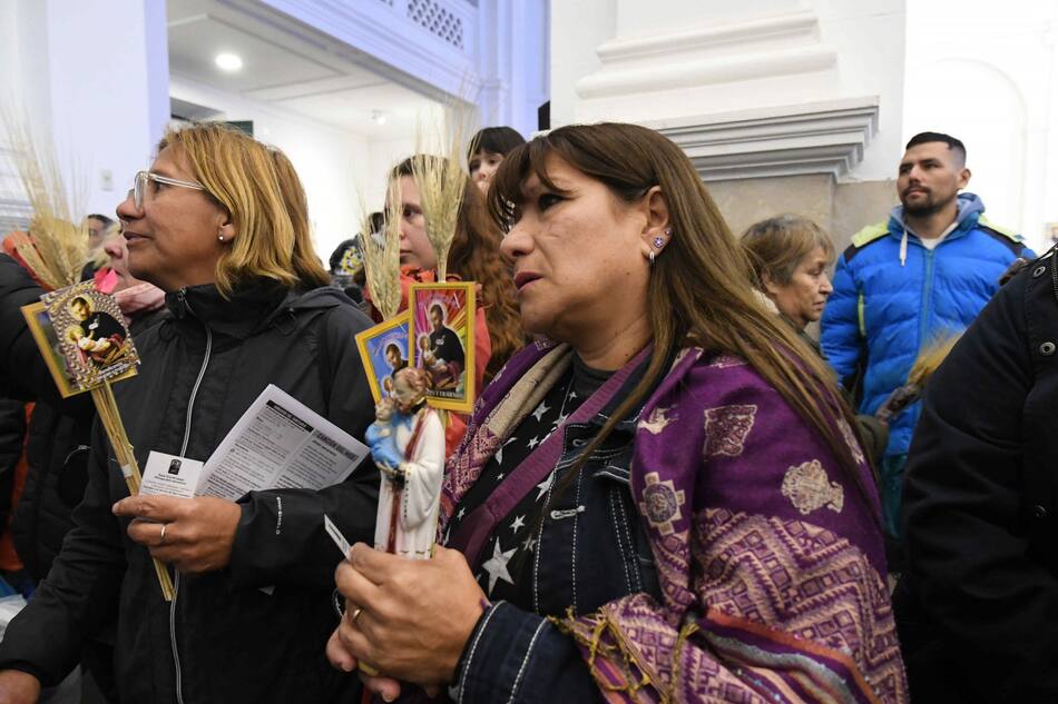 Fieles en la iglesia de San Cayetano. Foto: Télam.
