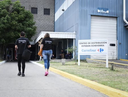 Fiscalización de productos en Carrefour. Foto: Twitter @ComercioArg.