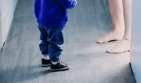 Diferencias entre caminar descalzo o usando zapatillas. Foto: Unsplash