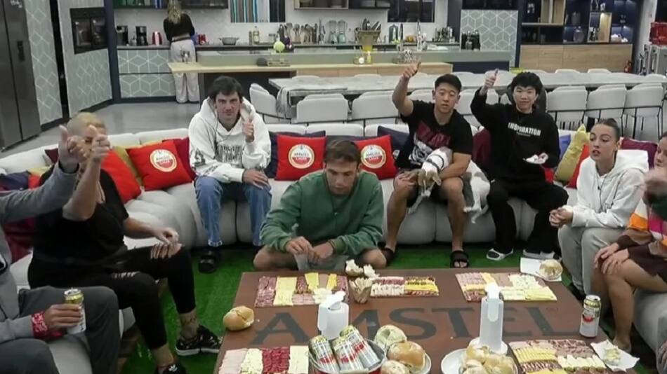 Los participantes de Gran Hermano disfrutaron de mirar tele y comer picada. Foto: Telefe.