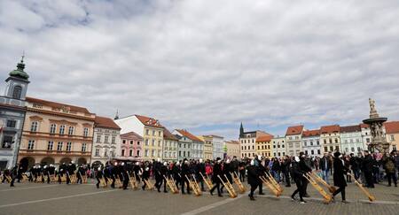 Celebración de Pascuas con máscaras en República Checa (Reuters)