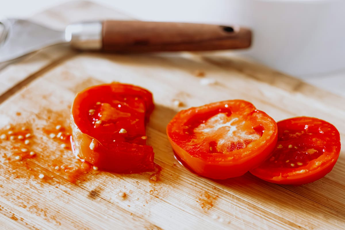 Tomate cortado sobre una tabla.